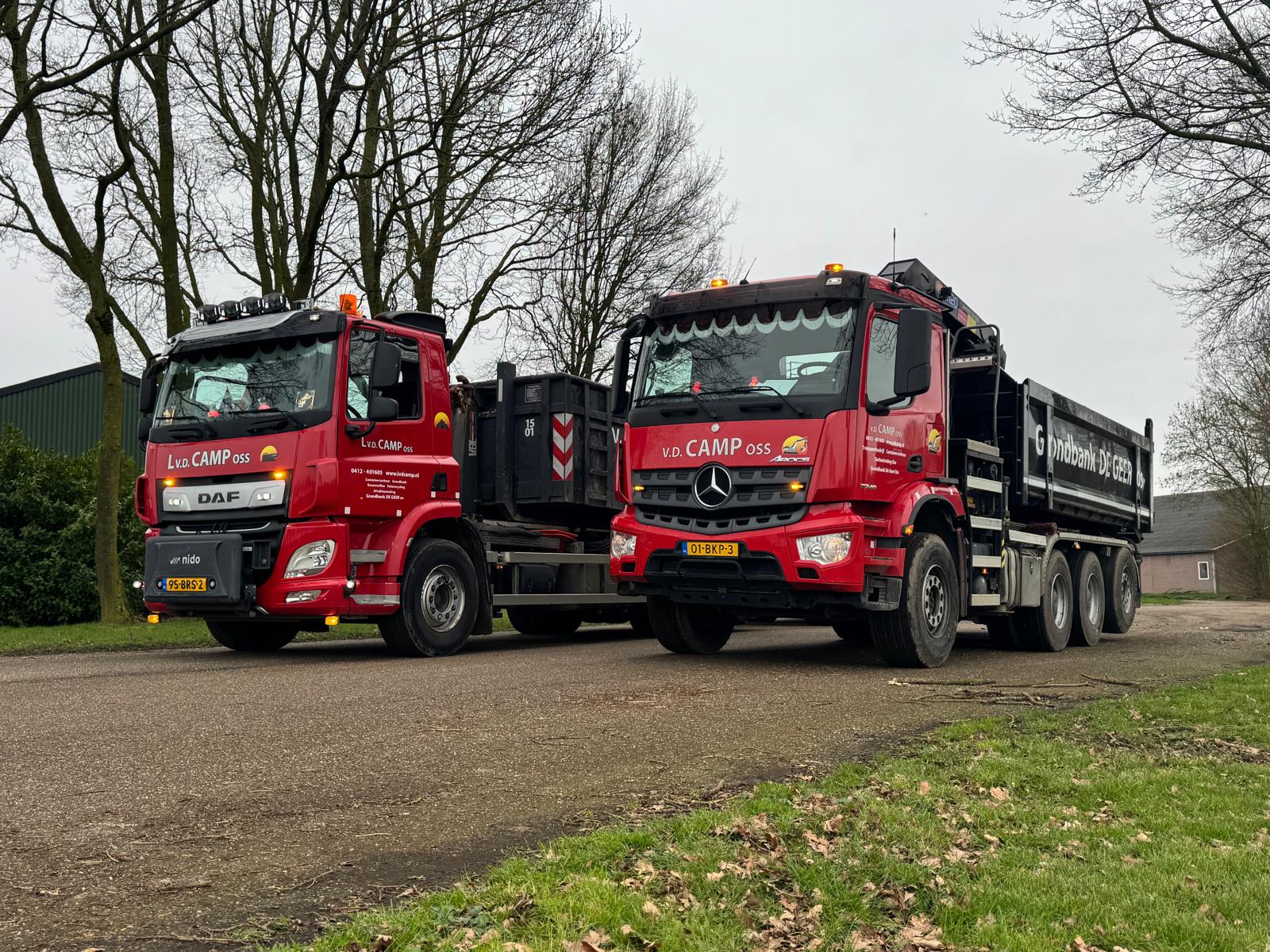 Twee rode vrachtwagens